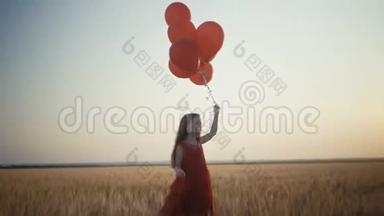 快乐的<strong>小女孩</strong>，在日落时带着气球在麦田里<strong>奔跑</strong>。 4k录像。