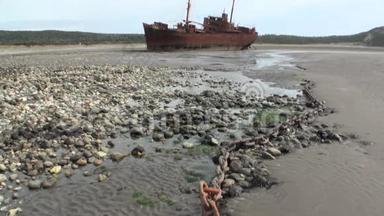 荒无人烟的海岸上的锈迹斑斑的残骸沉船，惠及干涸的海洋。