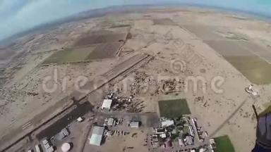 专业跳伞运动员飞越亚利桑那州上空。 风景。 身高。 晴天