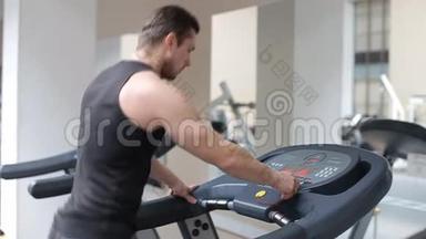 健身运动员开始在运动健身房的跑步机上跑步