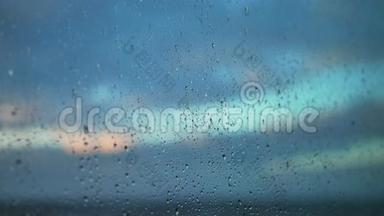 雨滴滑在玻璃上。 窗户上的雨滴。 深度在野外。 在雨后。 4K