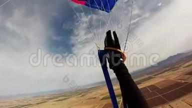 跳伞员跳伞降落在亚利桑那州沙滩上空。 极端。 肾上腺素。 身高