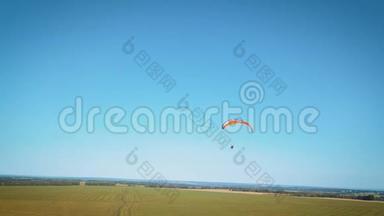 滑翔伞，空中滑翔伞。 极端的生活。 一个人在滑翔伞上飞行。