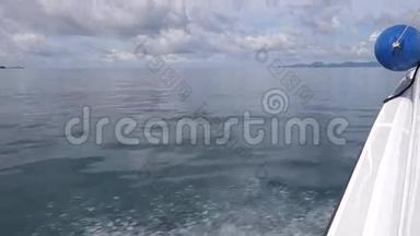 <strong>乘风破浪</strong>，蓝天白云. 在泰国克拉比航行的快艇。