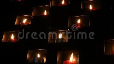 在天主教教堂的黑暗中，在一个特殊的壁龛里燃烧着美丽的红色圆形<strong>祈祷蜡烛</strong>。