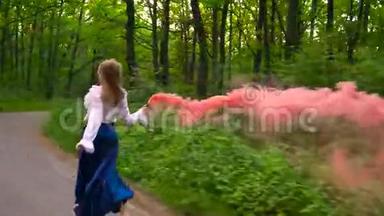 穿着漂亮衣服的女人穿过森林，挥舞着彩色的<strong>烟雾</strong>，缓慢地<strong>运动</strong>着
