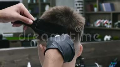 理发店。 时髦的人在理发店理发。