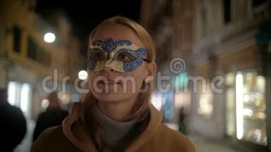 意大利威尼斯狂欢节女面具漫步