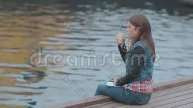 可爱的女孩坐在木墩上，有照片和