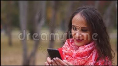 年轻女子在电话、短信和户外聊天上浏览互联网。