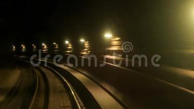 摄像机沿黑暗隧道地铁轨道向前移动