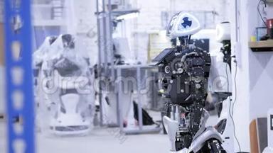 生产中拆卸机器人。 机器人已经准备好装配，它测试所有系统。 生产工厂