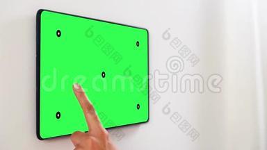 <strong>智能家居</strong>中的触摸式平板电脑绿色屏幕