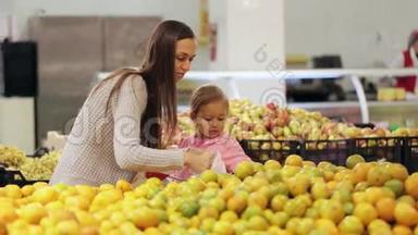 在超市买水果和蔬菜的母女