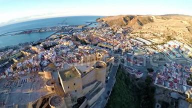 西班牙阿尔梅里亚古要塞阿尔卡扎巴防御墙-空中拍摄，包括阿尔梅里亚城市全景