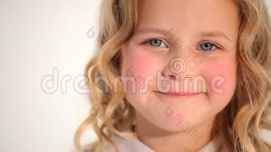 特写镜头，可爱的小可爱的小女孩，蹒跚学步的孩子，红润的脸颊，<strong>金色</strong>的卷发，在镜头中<strong>微</strong>笑