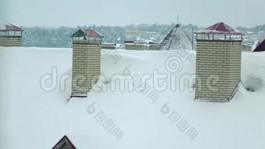 冬季4K平底锅射击时，积雪倾斜的房屋屋顶