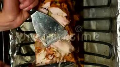 鸡肉在做围巾或烤串前被切掉