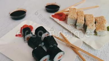 日本料理寿司-有三文鱼、粉姜、青芥末和白色盘子上的酱油