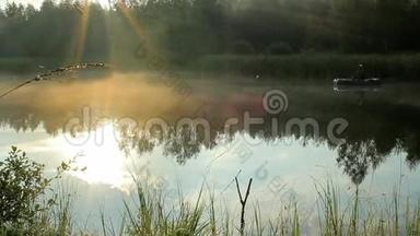 渔夫乘一艘充气船在河上漂浮。 太阳的光线在镜框里播放。 野外活动