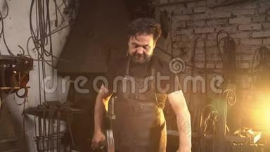 铁匠在铁砧上锻造。 野蛮人用金属在锻造厂工作。