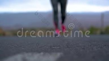 <strong>跑鞋</strong>-在山区沙漠公路上系鞋带的女人