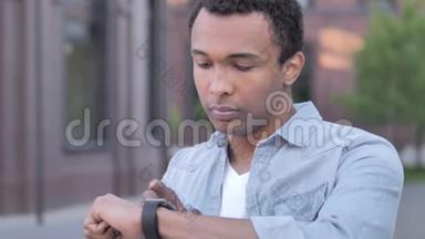 年轻的非洲男人用<strong>智能</strong>手表