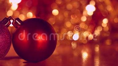 圣诞节和新年装饰。 摘要模糊的博克假日背景。 圣诞树<strong>灯闪烁</strong>。 发光