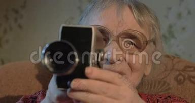 家中有复古相机的老年妇女
