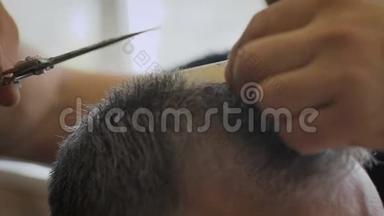 理发店里的白发男子。 时尚的Barber条纹客户使用梳子和剪刀。 缓慢移动