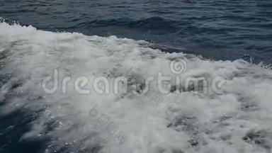 海洋泡沫和<strong>气泡</strong>从波浪<strong>发出</strong>的运动船。