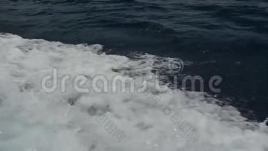 海洋泡沫和<strong>气泡</strong>从波浪<strong>发出</strong>的运动船。