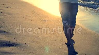 3.女孩站在海边，早晨她的脚被海浪卷起来