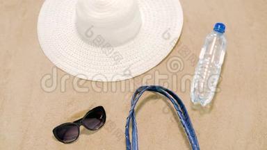 沙滩包、防晒霜、太阳镜和沙滩帽