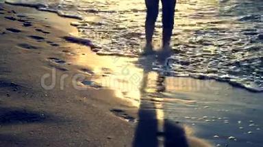 3.女孩站在海边，早晨她的脚被海浪卷起来