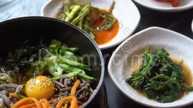 传统的韩国菜比比姆巴普与小面菜切块板。 亚洲正宗美食