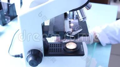 用显微镜工作。 实验室显微镜。 打开显微镜。