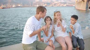 游戏快乐家庭吃冰淇淋。 天气晴朗炎热