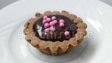 巧克力奶油在挞皮与粉红球装饰。