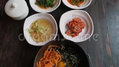 传统的韩国菜比比姆巴普与小面菜切块板。 亚洲正宗美食