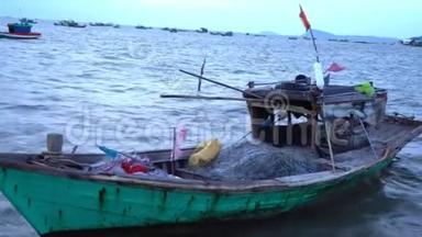 码头上的船。 越南。 渔民村。 码头上有渔船。 船站在码头. 传统