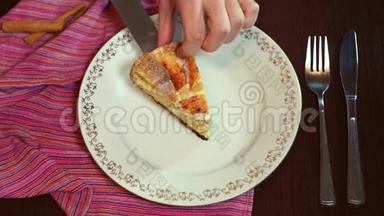 厨师把蛋糕片放在盘子里。 一块苹果派在盘子里。 切片苹果派