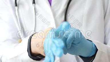 医生戴上蓝色乳胶手套