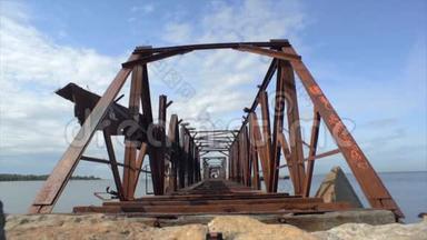 旧的巨大废弃的铁路生锈的桥在水面上。 海岸。 夏天。 放大。