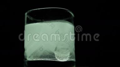 阿司匹林或泡腾药丸滴入一杯水中