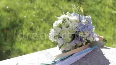 美丽的新娘花束躺在栏杆上的室外楼梯上