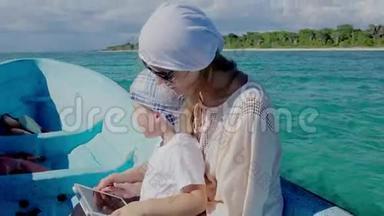 母亲和儿子在海上旅行时使用垫子