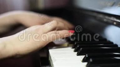 <strong>弹钢琴</strong>的女人。