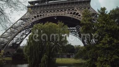 埃菲尔铁塔，巴黎，法国，欧洲.. <strong>夏季春季</strong>白天以蓝色观赏著名的旅游景点