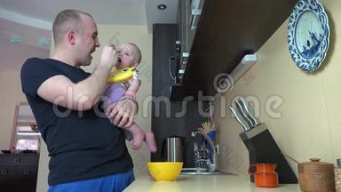 爸爸和小女儿说话，用勺子喂土豆泥。 4K